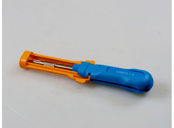 Pushout tool for AMP-connectio on pins 
